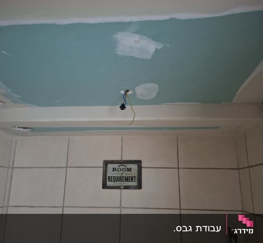 תקרת גבס עם חוטי חשמל בולטים